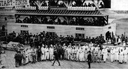 Drivers line up on the grid for the Grand Prize in 1915
